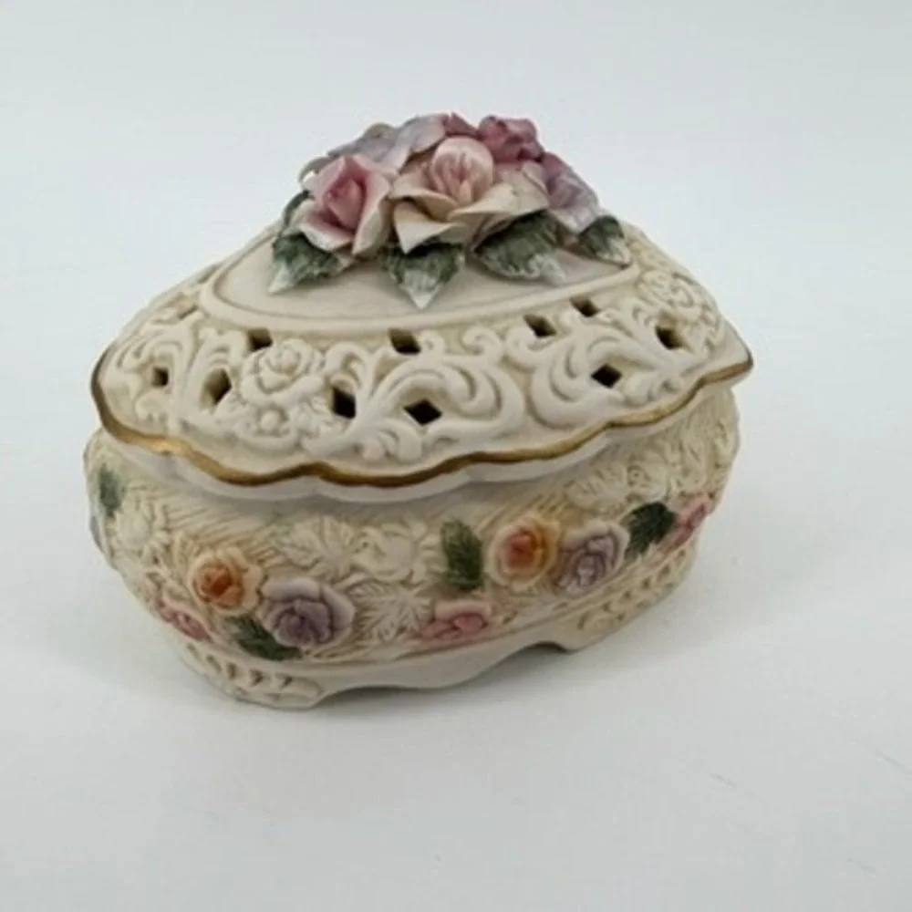 Vintage Style Heart Shaped Ceramic Floral Trinket Box Lattice Lid Gold Trim
